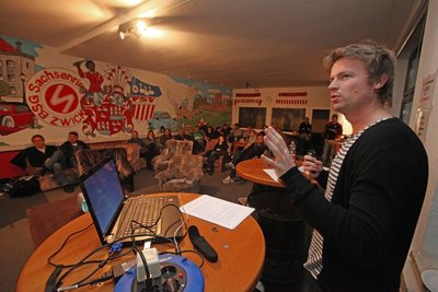 Braune Flecken in Fanblocks von Aachen bis Zwickau: Ronny Blaschke beleuchtete beim Zwickauer Fan-Projekt deren Auswüchse.