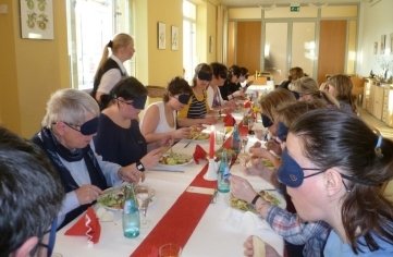 "Selbsterfahrung Blindheit" hieß ein Kurs der Ländlichen Erwachsenenbildung im Haus. 