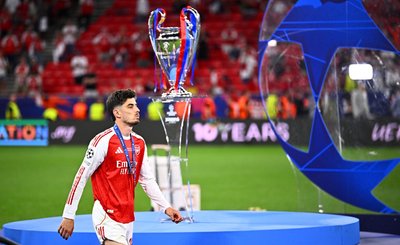 Kai Havertz geht nach dem verlorenen Finale der Champions League am Pokal vorbei. 