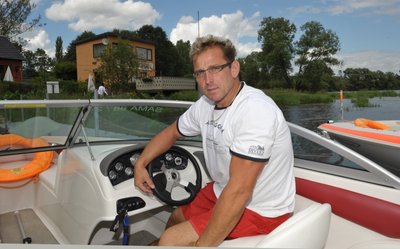 Jens Weigel, hier mit dem Motorboot "Elsterpfeil"