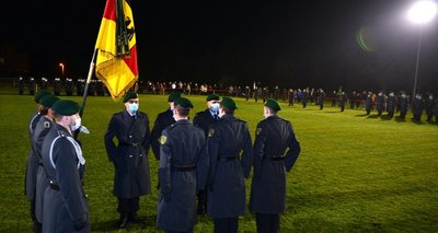 Der Eid auf die Truppenfahne war der Höhepunkt der knapp einstündigen Veranstaltung, zu der auch die Angehörigen der Rekruten angereist waren.