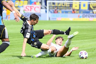 Der FC Erzgebirge Aue, hier mit Luan Simnica (in weiß), ist in Saarbrücken mächtig gestolpert. Am Ende gibt es eine Klatsche.
