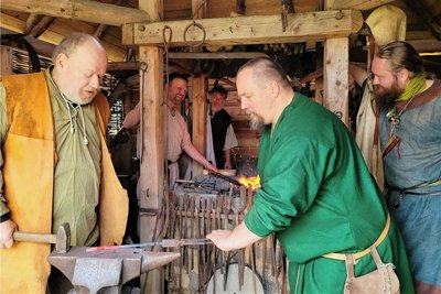Andreas Vogel, Matthias Sengenberger, Mathias Kalkhoven, André Scheer und John Bothmann schlüpfen für die Zeit des Schauschmiedens in die historischen Rollen. 