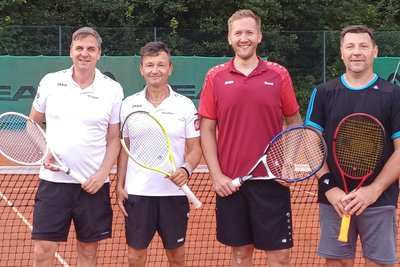 Freuen sich über den Sieg: Die TSV-Spieler Jens-Uwe Affeldt, Steffen Lachmann, Sebastian Stange und Jaroslav Kratochvil (von links).