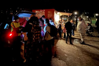 Spendenübergabe am Einsatzwagen der Heilsarmee am Lessingplatz.