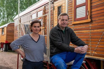 "Die Kirmesorgeln schweigen" - die Schaustellergeschwister Anett und Fred Katzschmann dürfen wegen der Coronabeschränkungen wie all ihre Kollegen nicht arbeiten. Und sie machen sich Sorgen um die Zukunft der Volksfestkultur in Deutschland. "Die Volksfeste gehören genauso zu unserer Kultur wie Opernhäuser und Museen", sagen sie. 