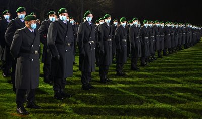 Mit Abstand und Maske: Rekruten der 5. Kompanie des Panzergrenadierbataillons 371 waren am Donnerstagabend in ihrer Partnerstadt Mittweida zum öffentlichen Gelöbnis auf dem Schützenplatz angetreten. 