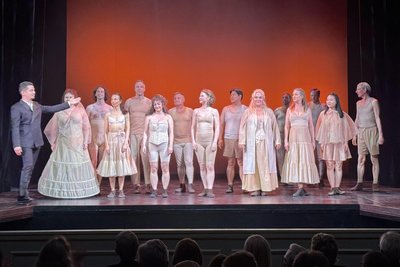 Pawel Serafin (links) und der fabelhafte Chor des Mittelsächsischen Theaters.