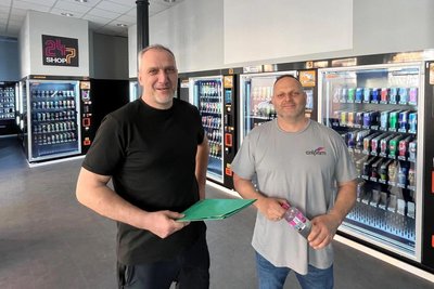 Mirko Lorenz (links) und Sascha Bergow hatten den Automaten-Store Reichenbach 24/7 am Markt eingerichtet.