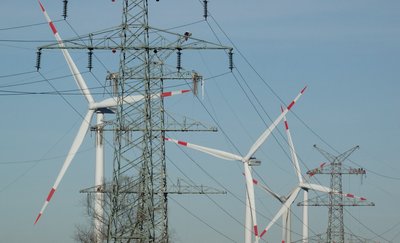 Strom aus Windkraft wird über weite Strecken geleitet. (Symbolbild)