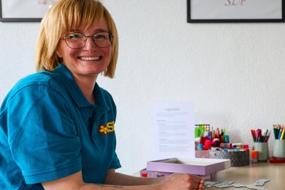 Therapeutin Susanne Hahn arbeitet unter anderem mit einem Lesepuzzle, um das Sprachverständnis zu trainieren.