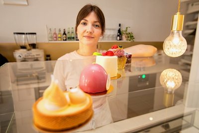 Konditormeisterin Caroline Lange, die am Johanniskirchplatz feine Torten und Küchlein backt, kann über Schulanfangsaufträge nicht klagen.