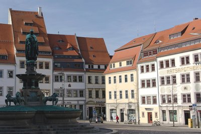 Die ersten Sonnenstrahlen erhellen den Freiberger Obermarkt. Die „Freie Presse“ hat sich auf die Suche nach veganem Essen to go für den Frühling begeben.