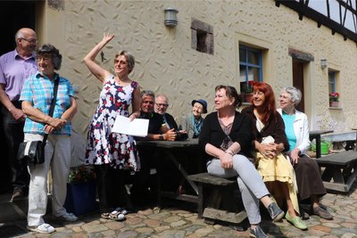 Der Müllerhof selbst ist 300 Jahre alt, der gleichnamige Verein in Mittweida 30. Ein Grund zu feiern. Elisabeth Schwerin (3.v.l.) führt Besucher über den Hof.