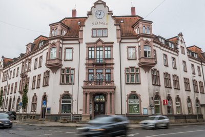 Wer zieht als neuer Oberbürgermeister ins Rathaus von Aue? Darüber können die Wähler am 10. Mai entscheiden.