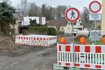 Kein Durchkommen an der Talstraße in St. Michaelis. In Höhe Schulsiedlung wird gebaut.