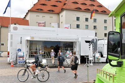 Das Infomobil des Deutschen Bundestages ist noch bis Samstag auf dem Schlossplatz in Freiberg.