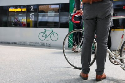 Während der Bauarbeiten an der Bahnstrecke Chemnitz-Leipzig soll es eine Totalsperrung geben. Reisende müssten dann auf Busse umsteigen oder gleich das eigene Auto nutzen (Archivbild)