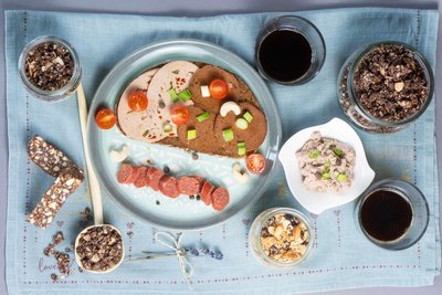 Verzehrfertig, aber hochverarbeitet: Brot mit Wurst, Aufstriche, Müsli, Cashew-Dattel-Riegel.