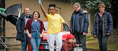 Oben: Judith Bonesky dreht mit Carolin Walter, Hauptdarstellerin Benita Sarah Bailey, Noah Bailey, Jürgen Rehberg und Johanna Teichmann (v.l.). Links: Mazze Wiesner bei der Show. Rechts: Peter Kersten und Kai Suttner (r.).