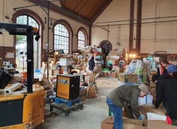 In Breslau wurden die Sachen für den Weitertransport in die Ukraine sortiert. 
