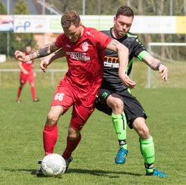 Plauen Nords Jan Zimmermann (links) setzt sich hier gegen den Oelsnitzer Kapitän Michael Voigt durch. Die Plauener gewannen das Topspiel mit 5:0 und stehen damit acht Punkte vor Merkur Oelsnitz auf dem 2. Platz. Der würde am Ende der Saison zum Aufstieg in die Vogtlandliga reichen. 