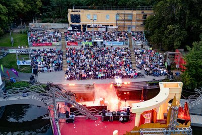 Statt wie im vergangenen Jahr Phil Collins und Genesis wird 2026 Udo Lindenberg und den Beatles auf der Seebühne bei den Kultursommernächten Tribut gezollt.