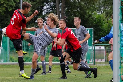 In der Hinrunde stand Abwehrspieler Nico Körner (Mitte, am Ball) noch für den Oberlungwitzer SV auf dem Fußballplatz – wie hier im Spiel gegen den ESV Lok Zwickau. In der Winterpause wechselt der 20-Jährige nun zu Landesligaspitzenreiter VfB Empor Glauchau.