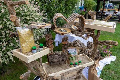 Das Spielzeug für die Tiere ist aus Naturmaterialien gefertig. Dadurch können sie es auch leicht kaputtmachen. Das dürfen sie auch.