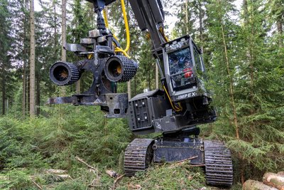 Die Maschine, die gerade nahe Jöhstadt im Einsatz ist, gilt als einer der größten Holzvollernter Europas. Sie wiegt 60 Tonnen und hat eine Reichweite von 20 Metern.