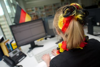 Vorfreude auf die WM, aber bitte ohne Klick-Falle: Wer die Betrugsmaschen kennt, schützt sich vor typischer WM-Abzocke.