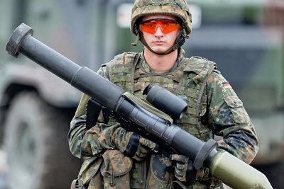 Ein Bundeswehrsoldat hält bei einer Übung eine Panzerfaust 3 in der Hand. Deutschland liefert nun Waffen wie diese an die Ukraine. 