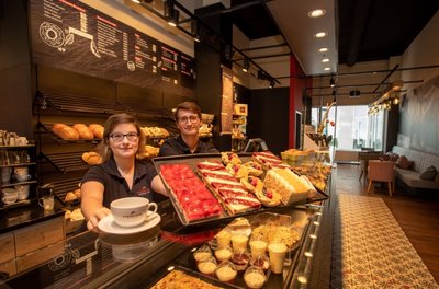 Verkäufer Isabell Stahl und Mario Döring halten den Betrieb in Kay Forbrigers Plauener Filiale am Landratsamt am Laufen. Im Café will sich der Unternehmer künftig stärker auf das Snack-Angebot konzentrieren. 
