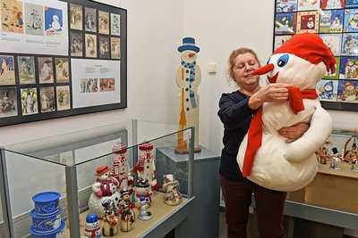 Im Weberei-Museum ist eine Sonderausstellung dem winterlichen Gesellen Schneemann gewidmet. Wissenschaftlerin und Sammlerin Sonja Voigt zeigt einige ausgewählte Exempalre. 