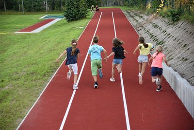 Ebenfalls erneuert wurde das Außengelände. Tartanbahn, Weitsprunganlage und Tore bieten für den Schulsport Top-Bedingungen.