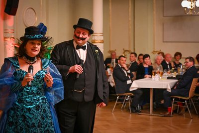 Am 27. März glänzt der „Goldene Löwe“ in Hainichen wieder als Ballsaal, hier Birgit Lehmann und Thomas Kühn, als Gräfin und Graf bei der Premiere im Vorjahr.