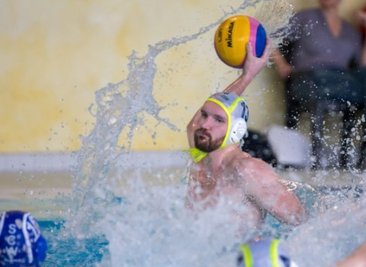 Noch vor Corona: SVV-Kapitän Christian Schneider beim Wurf. Nun sind die Wasserballer des SVV Plauen Meister der 2. Liga Ost. Die Punktespielsaison wurde offiziell beendet.