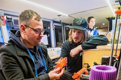 Besucher Michael Einsiedel (l.) aus Lößnitz, lässt sich am Dienstag von Workshopleiter Haakon Hilse (r.) den 3D-Drucker erklären. 