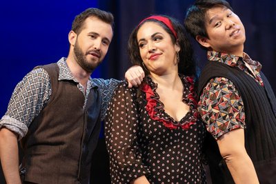 Angus Simmons (l.), hier mit Gabriela Gómez und Juhyuk Kim in „Carmen“, verlässt das Mittelsächsische Theater.