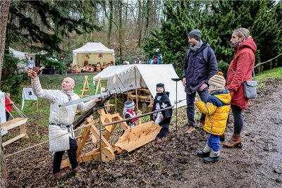 Jörg Abel, gebürtig aus Karlsruhe, zeigt Sarah und Christoph Lieberwirth seine historische Waffe Baliste. Die Chemnitzer Familie war mit ihrem dreijährigen Sohn Frederik zu Gast. 
