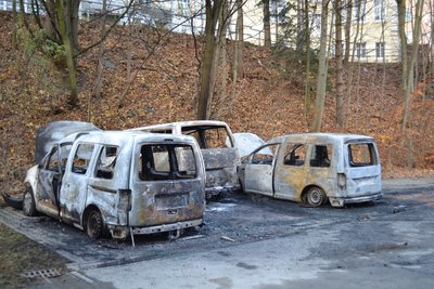 Die ausgebrannten Fahrzeuge. 