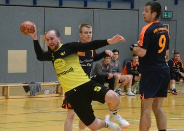 Hier hat sich der Oelsnitzer Felix Schmidt (links) gegen die Lengenfelder Justin Fuchs (hinten) und Patrick Rink durchgesetzt. Sein Team zog aber mit 32:33 knapp den Kürzeren. 