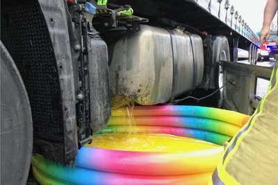 Ein aufblasbarer Mini-Pool kam vorige Woche nach einem LKW-Unfall an der A 14-Ausfahrt Nossen-Ost zum Einsatz. Das stieß auf ein geteiltes Echo.