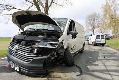 Zwei Fahrzeuge sind bei dem Unfall bei Lößnitz stark beschädigt worden.