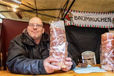 Frisch gebackenen Baumkuchen gibt es beim Mittelaltermarkt am Stand von Thomas Csernus. 