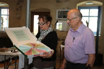 Ungewöhnliches Geschenk: Vera Schreiber und Karl-Heinz Nebel von der Schreibwerkstatt, eine Gruppe im Müllerhof, überreichen Geschichten in einem Pizzakarton.