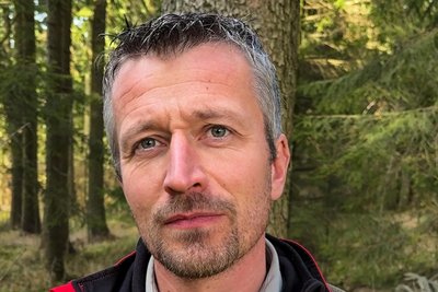 Forstbezirksleiter Clemens Weiser sieht in der neuen Maschine eine Chance, effizient und zugleich schonend zu arbeiten.