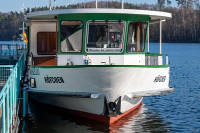 Stillstand statt Fahrgäste: Die „Höfchen“ kann wegen eines technischen Schadens nicht fahren und bleibt im Hafen der Kriebsteintalsperre. Der Fährverkehr läuft mit den anderen Schiffen nach Nebensaison-Fahrplan weiter.