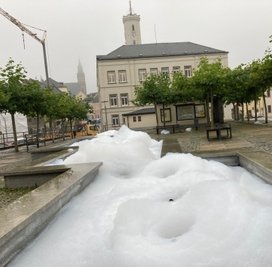 Der Brunnen auf dem Schneeberger Fürstenplatz ist mit Schaum gefüllt. Um weiteren Schaden zu vermeiden, wurde er abgestellt. 