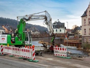In Flöha-Plaue ist die Erdmannsdorfer Straße (B 180) wegen des Neubaus der Straßenbrücke über die Zschopau bis voraussichtlich Ende Juli dieses Jahres gesperrt. Bisher liegen die Arbeiten im Zeitplan. 